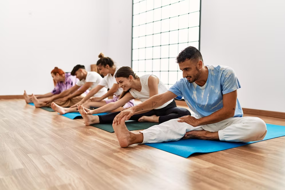 Persoas practicando pilates