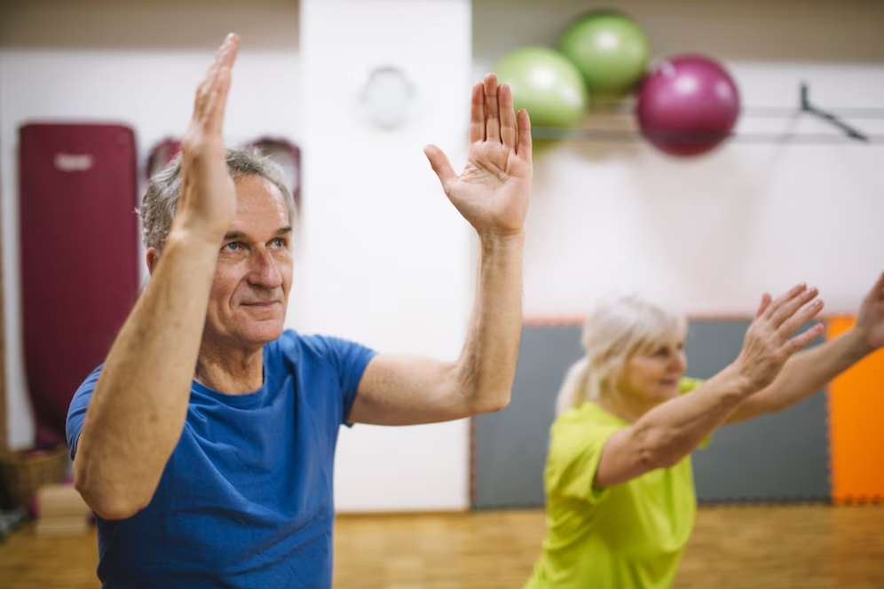 Persoas practicando pilates