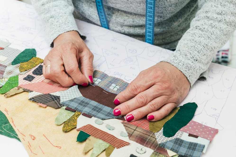 Mans realizando patchwork