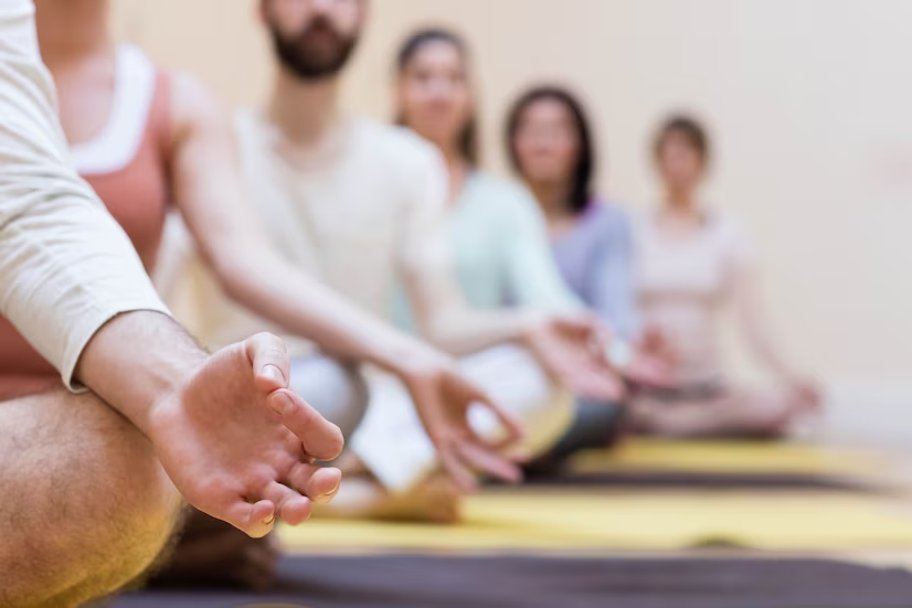 Persoas meditando