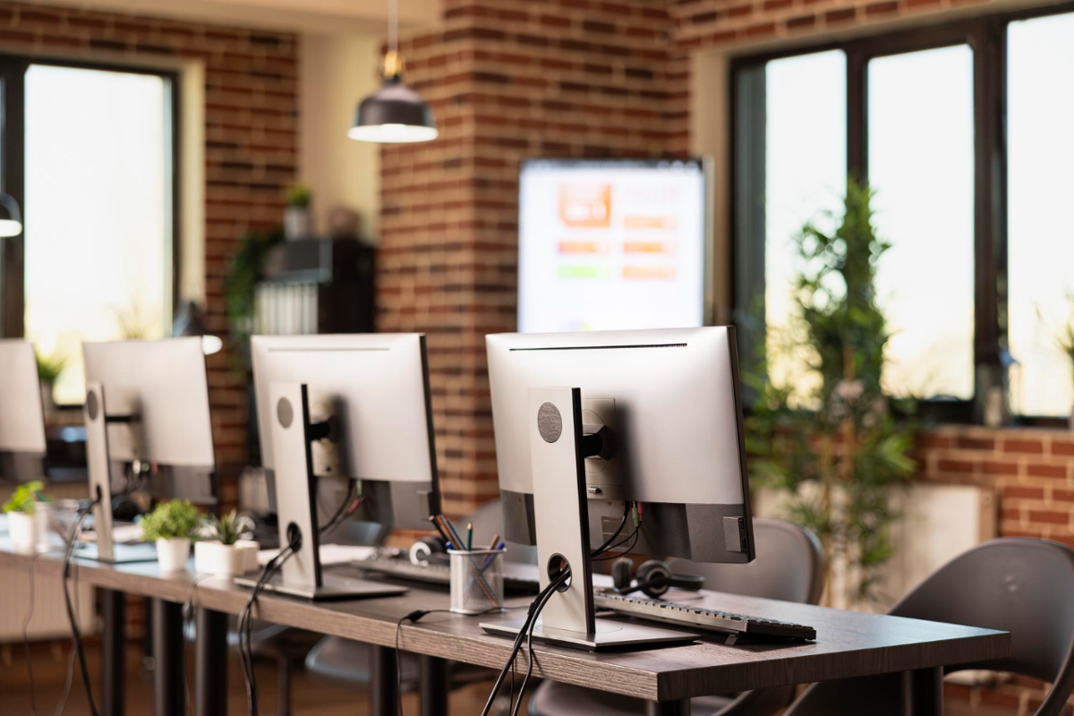 Aula de informática con ordenadores sobre mesa