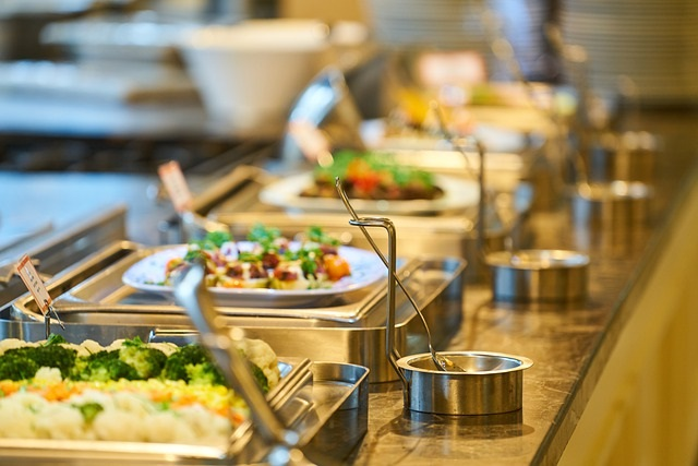 varias bandexas con alimentos